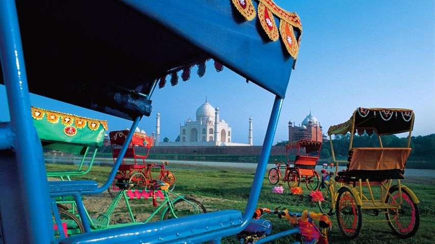 Rikschas und Blick auf das Taj Mahal in Agra, Indien