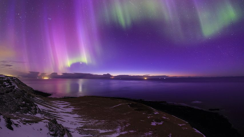 Polarlicht über der Küste Islands 