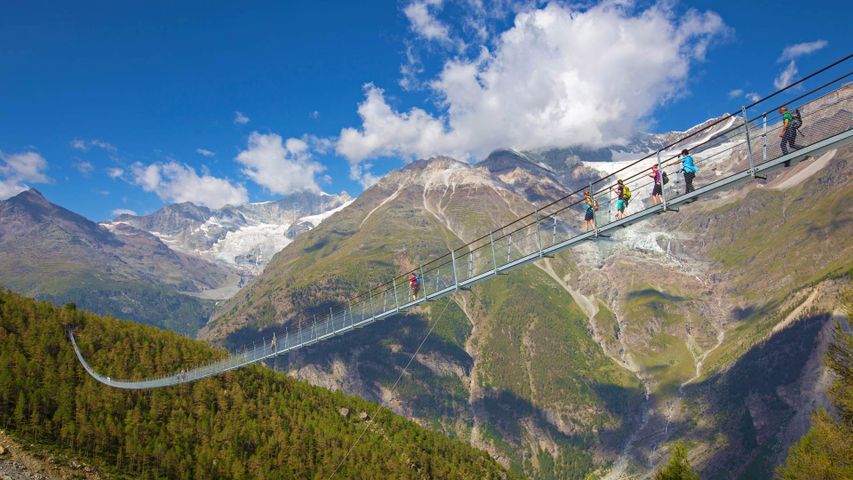 Charles Kuonen Hängebrücke bei Randa, Schweiz, zum Schweizer Nationalfeiertag 