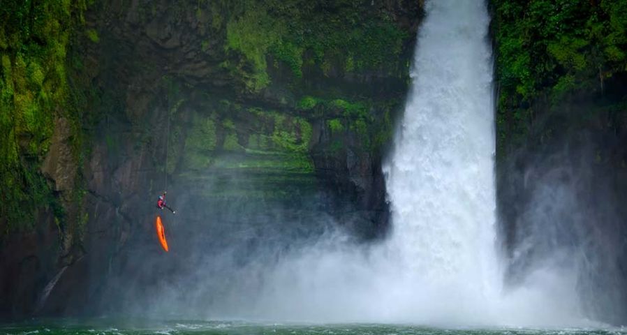 Ein Mann seilt sich neben einem Wasserfall des Flusses Alseseca in Mexiko ab – Lucas Gilman/Aurora Photos ©
