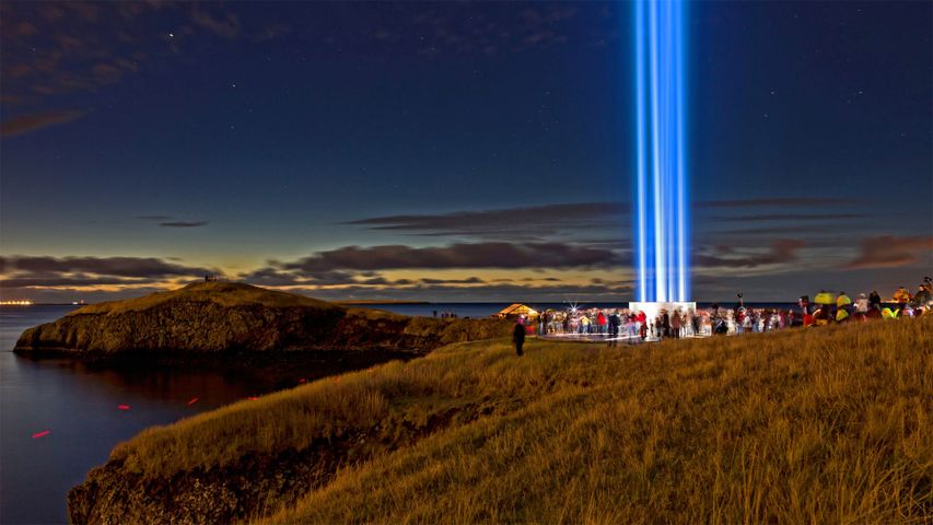 Der Imagine Peace Tower in der Nähe von Reykjavik, Island, anlässlich des Weltfriedenstages der UNO