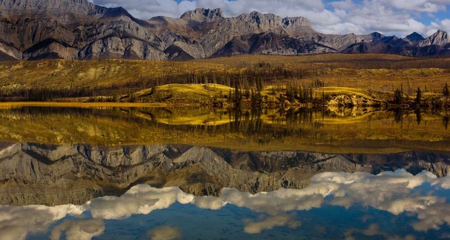 Berge spiegeln sich im Talbot Lake im Jasper-Nationalpark, Alberta, Kanada