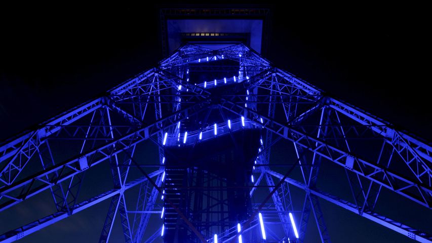 Berliner Funkturm mit blauer Illumination