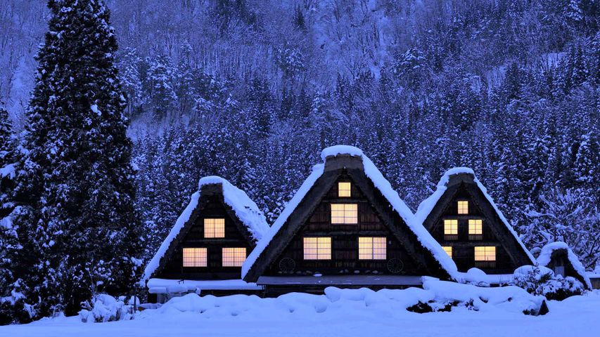 Schneebedeckte Gassho-Häuser im Dorf Ogimachi in Shirakawa-go, Japan