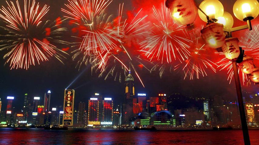 Feuerwerk über dem Victoria Harbour während des chinesischen Neujahrsfests, Hong Kong, China