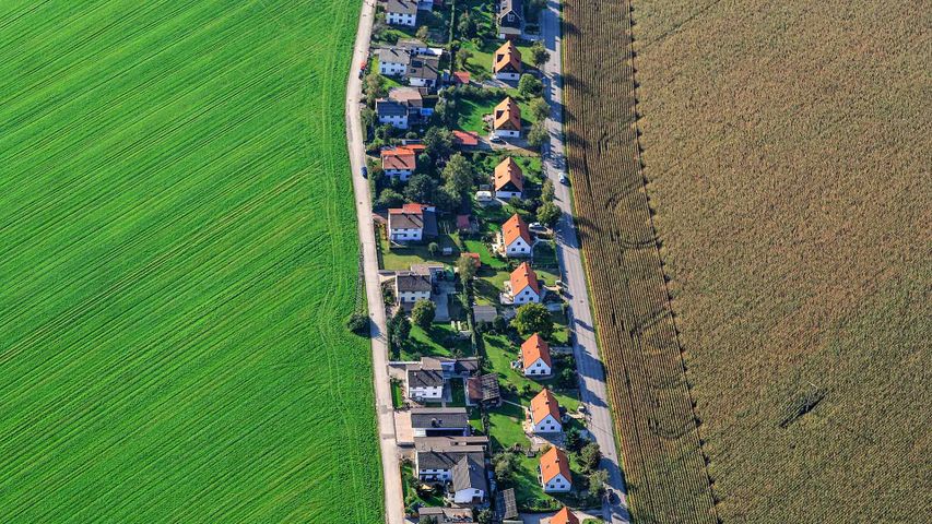 Luftaufnahme einer Wohnsiedlung in Poing, Bayern, Deutschland 