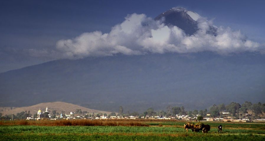 Der Vulkan Popocatépetl in der Nähe von Puebla, Zentralmexiko – Felix Stensonage fotostock ©