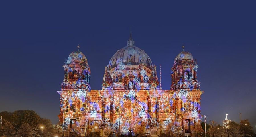 Der illuminierte Berliner Dom während des  Lichterfests in Berlin