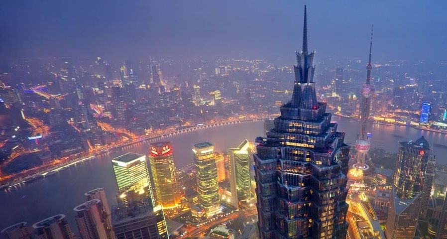 Jin Mao Tower und der  Huangpu in Shanghai, China