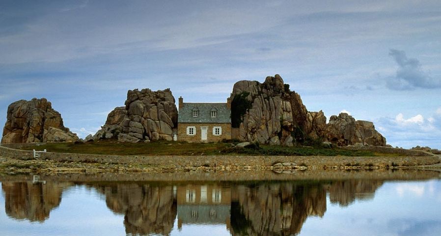 Dieses Haus in Frankreich wurde genau zwischen zwei Felsen gebaut – Axiom Photographic/Masterfile ©