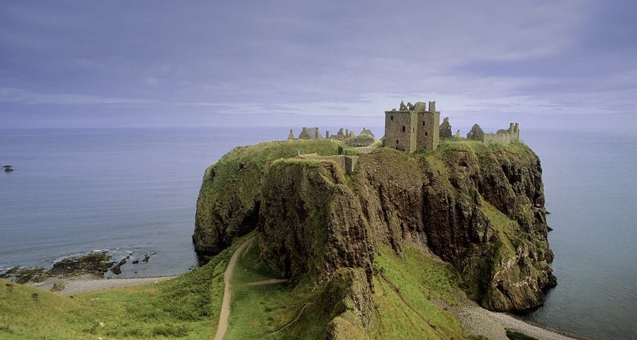 Das Dunnottar Castle thront auf einem Felsen an der schottischen Ostküste – R.Matina/age fotostock ©