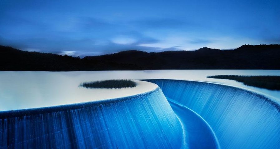 Überlaufbecken des Lower Nihotupu Reservoir in der Nähe von Auckland, Neuseeland