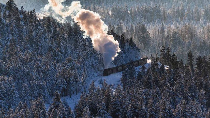 Blick vom Brocken auf einen Zug der Brockenbahn im Winter, Sachsen-Anhalt, Deutschland 