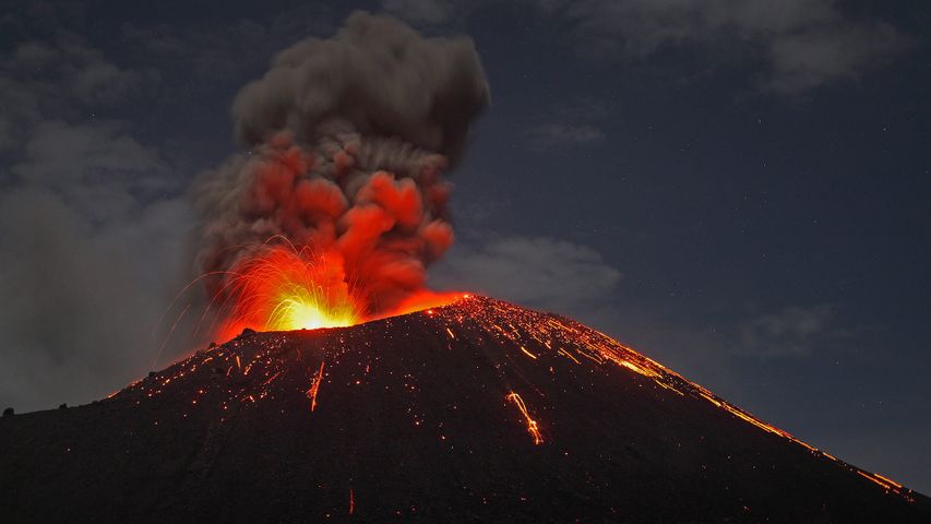 Der Vulkan Anak Krakatau vor der Küste Sumatras, Indonesien