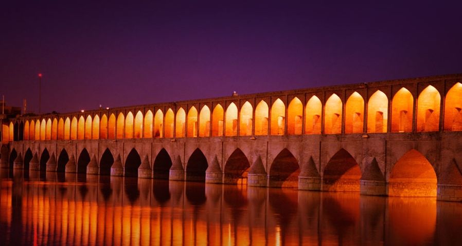 Die sogenannte 33-Bögen-Brücke in der iranischen Stadt Isfahan – Rob Howard/Corbis ©