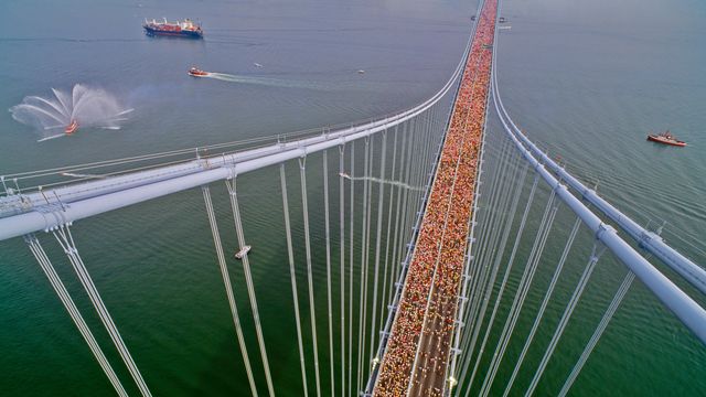 1990年纽约市马拉松比赛,参赛者穿过韦拉扎诺海峡大桥