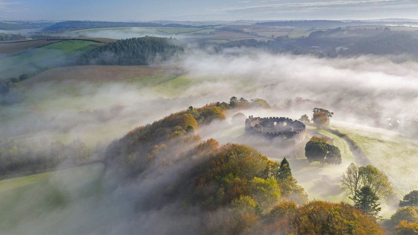Herbstlicher Nebel über Restormel Castle in Cornwall, England