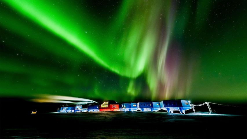 Polarlichter über der Halley-VI-Station in der Antarktis. Anlässlich des Antarktis-Tages