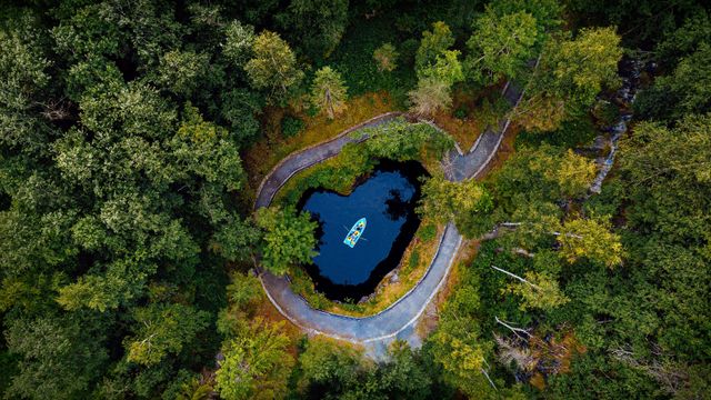 Ruskeala山地公园的地下湖， 俄罗斯卡累利阿