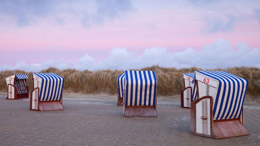 Strandkörbe im Abendrot am Nordstrand der Insel Borkum, Niedersachsen