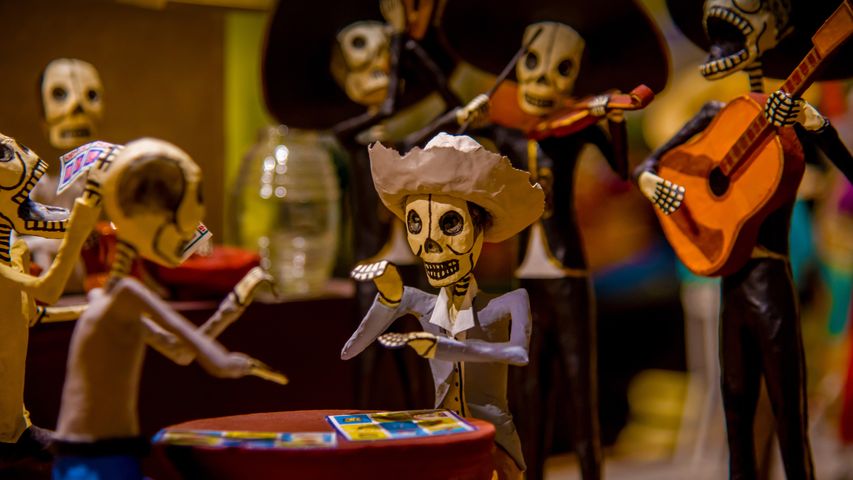 Pappmaché-Skelette (Calacas) am Tag der Toten (Día de los Muertos) in Mexiko
