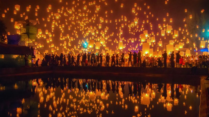 Abhebende Himmelslaternen während des Yi-Peng-Festivals in Chiang Mai, Thailand