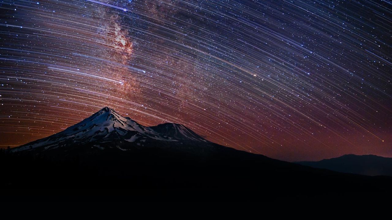 美国，加利福尼亚州，掠过沙斯塔山的星轨