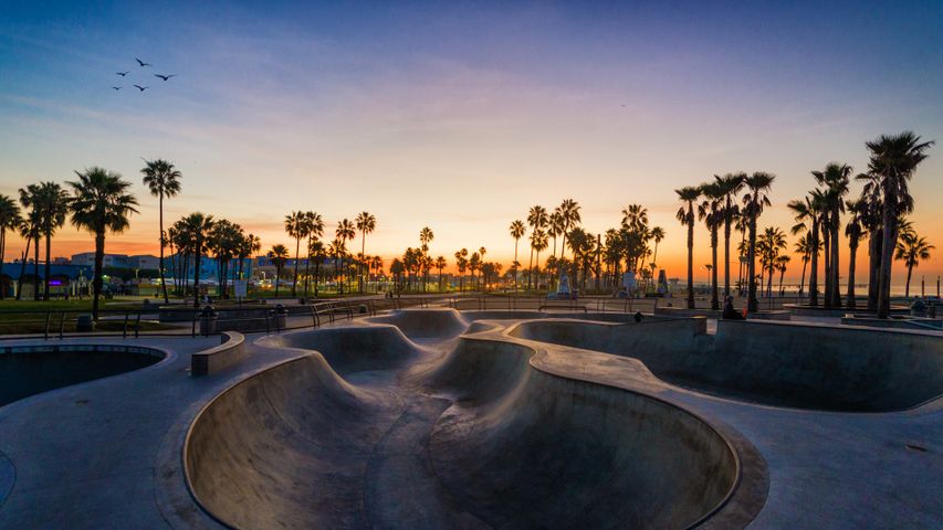 Venice Beach Skatepark bei Sonnenuntergang, Los Angeles, Kalifornien