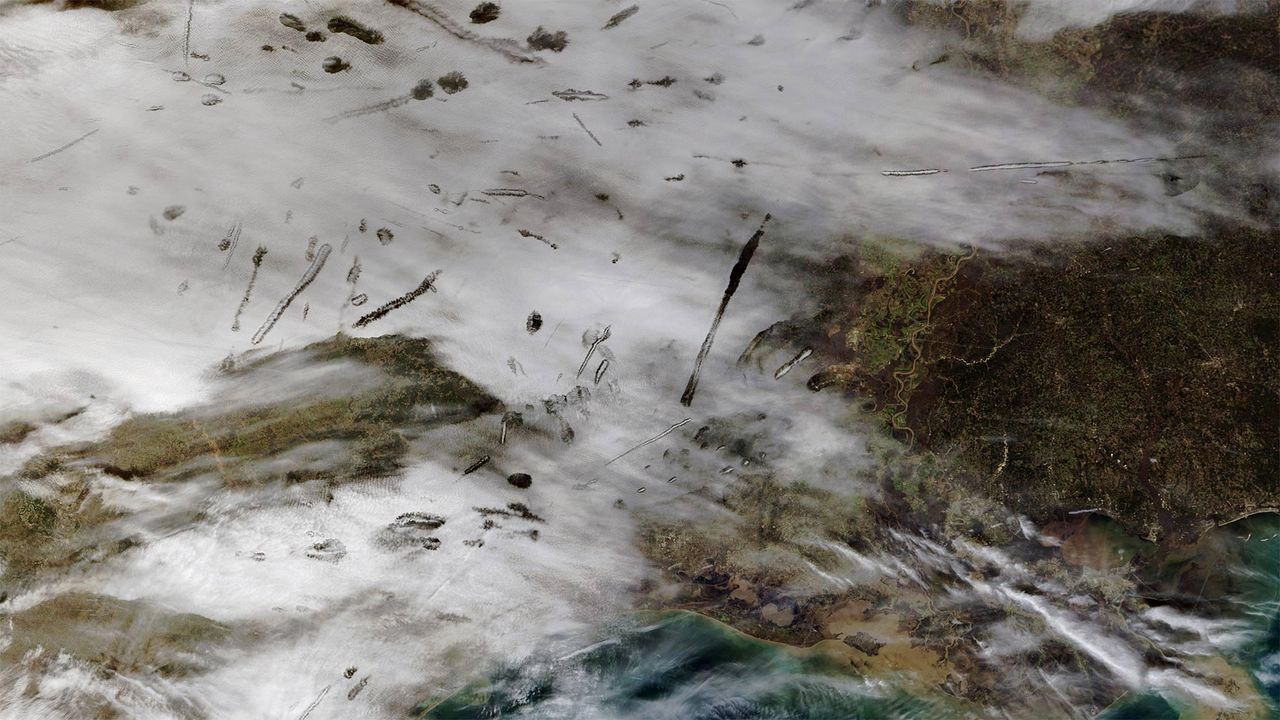 美国南部上空云层中出现的瀑布状空洞图像，美国国家航空航天局Terra卫星拍摄