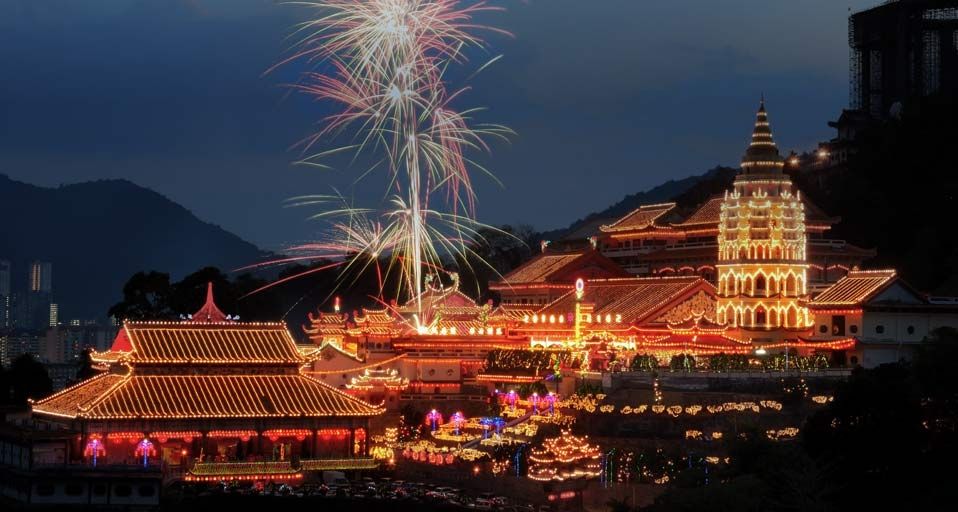 马来西亚槟榔屿极乐寺的焰火