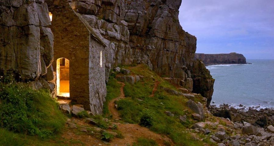Saint Govan's-Kapelle im Pembrokeshire-Coast-Nationalpark, Dyfed, Wales