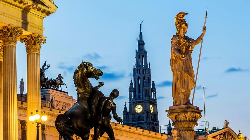 Blick auf Parlamentsgebäude, Rathausturm und Pallas Athene-Statue, Wien, Österreich