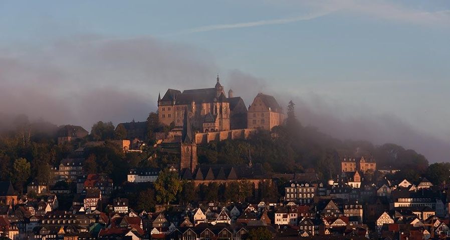 Marburger Schloss im Morgennebel