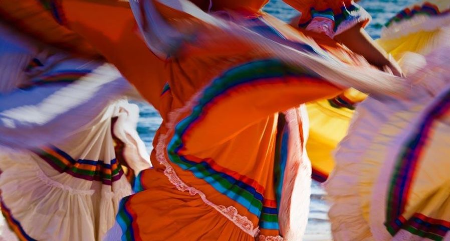Nahaufnahme traditioneller Tänzer in Guaymas, Sonora, Mexiko