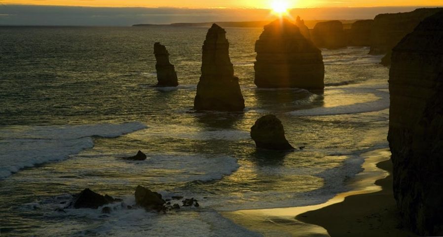 Die Felsformationen „Twelve Apostles“ bei  Port Campbell, Victoria, Australien – John Doornkamp Doornkamp/age fotostock ©