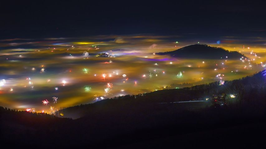 Feuerwerk im Nebel, Salzburg, Österreich 