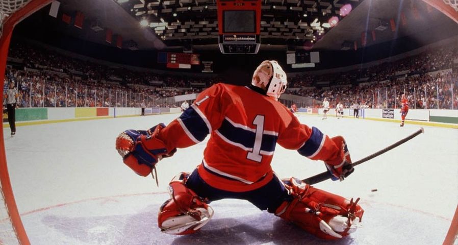 Eishockey-Torhüter im Einsatz – Rim Light/PhotoLink/Photodisc/Getty Images ©