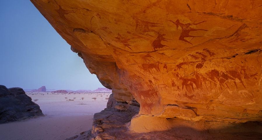 Felszeichnungen aus der Jungsteinzeit, Ennedi Plateau, Tschad, Afrika – George Steinmetz/Corbis ©