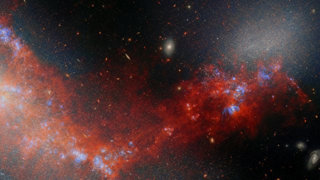 红色星系间桥梁