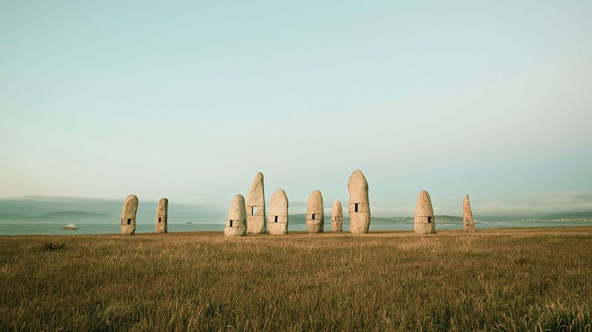 ‚Familia de Menhires‘-Skulpturen von Manolo Paz, A Coruña, Galicien, Spanien