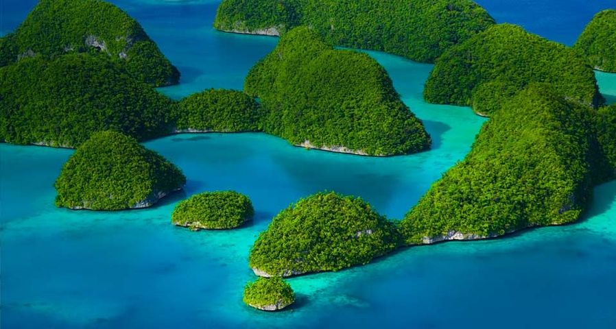Kette kleiner, grüner Inseln im Inselstaat Palau, Mikronesien – Bob Krist/Corbis ©