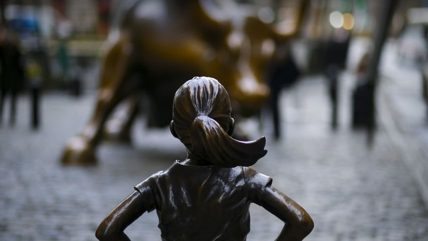 Die Skulptur „Fearless Girl“ von Kristen Visbal in New York City 