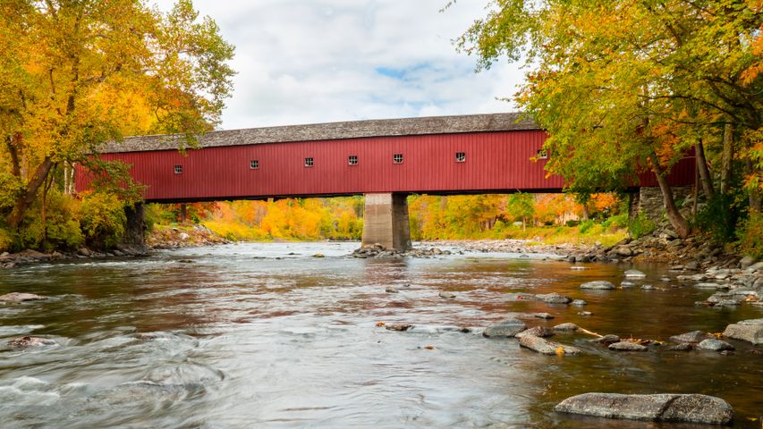 West Cornwall Covered Bridge über den Housatonic River, Connecticut, USA