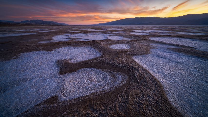Salzebenen im Badwater Basin, Death Valley National Park, Kalifornien, USA