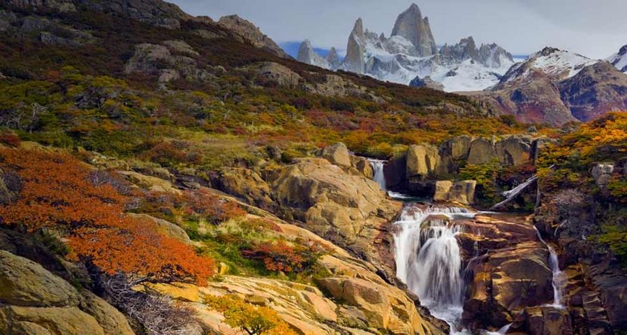 Wasserfall auf dem Arroyo del Salto unterhalb des Fitz Roy, Argentinien – Momatiuk - Eastcott/Corbis ©