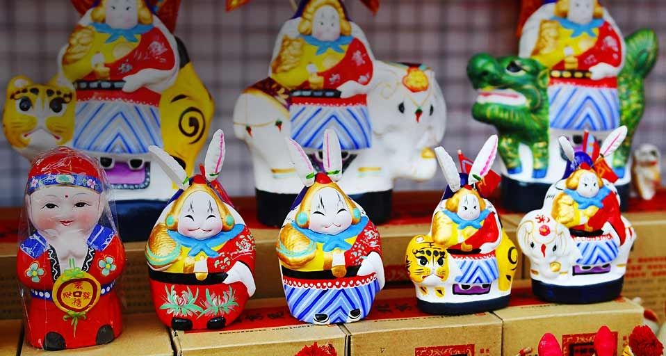 北京地坛公园庙会中出售的兔儿爷