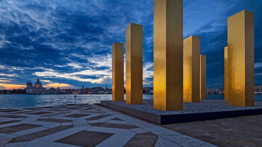 Die Installation “The Sky Over Nine Columns” von Heinz Mack, Architektur-Biennale 2014, Venedig 