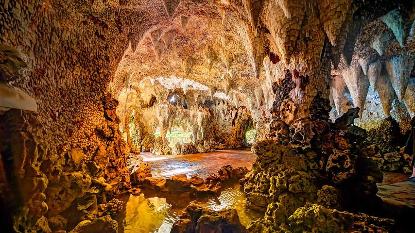 Kristall-Grotte im Painshill Park, Cobham, England, Großbritannien