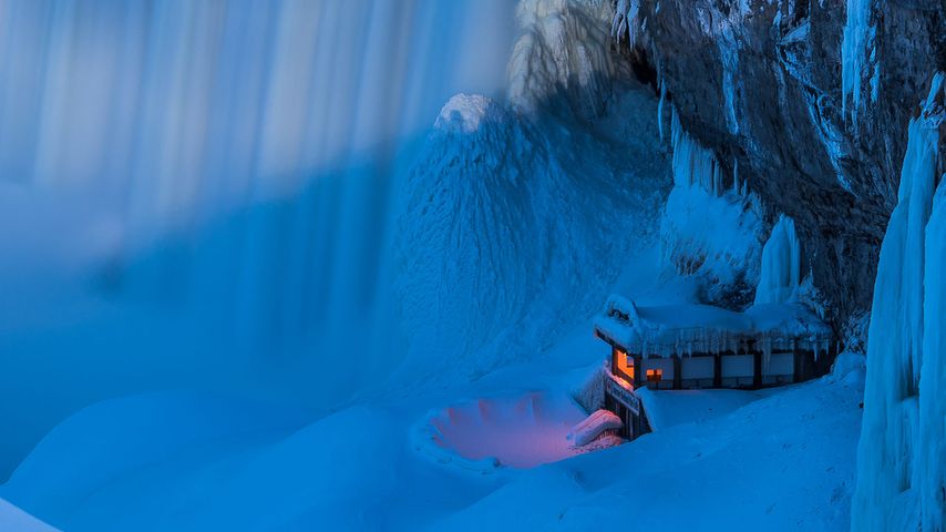 Aussichtspunkt „Journey Behind the Falls“ im Winter, Niagarafälle, Ontario, Kanada 