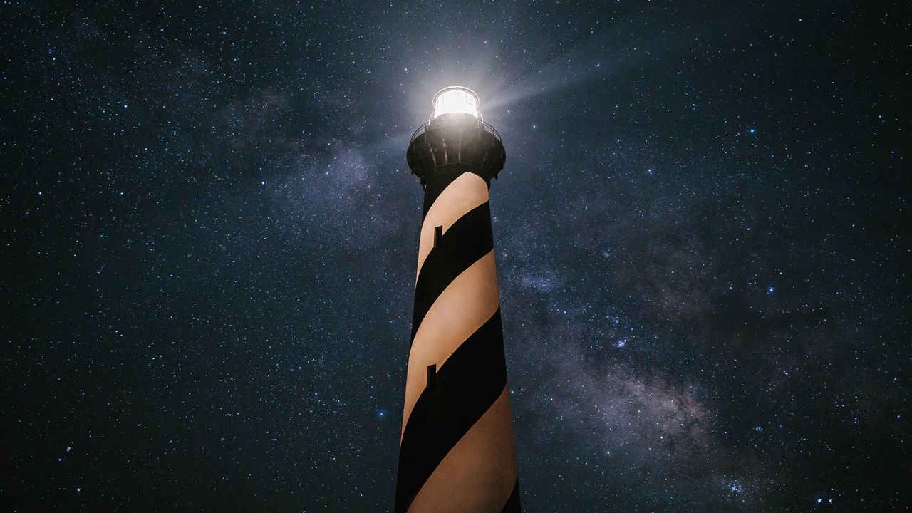 双色条纹图案的灯塔